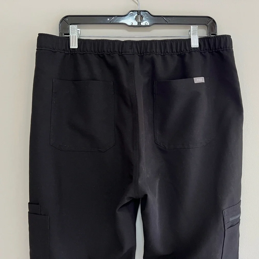 FIGS Men's Cairo Cargo Scrub Pants in Black, Large/Short